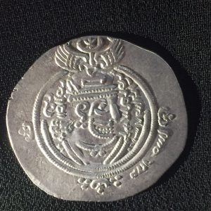 Minted about the year when the Umayyad Caliph ‘Abd al-Malik bin Marwan ruled from Damascus and did not control the whole of the Hijaz as the rival Caliph, ‘Abd Allah bin al-Zubayr, nephew of ‘Aishah (r.a), ruled over a larger Muslim empire which included Makkah and Madinah after the Ummah became divided with the death of the Umayyad Caliph Marwan bin al-Hakam Silver Dirham Obverse